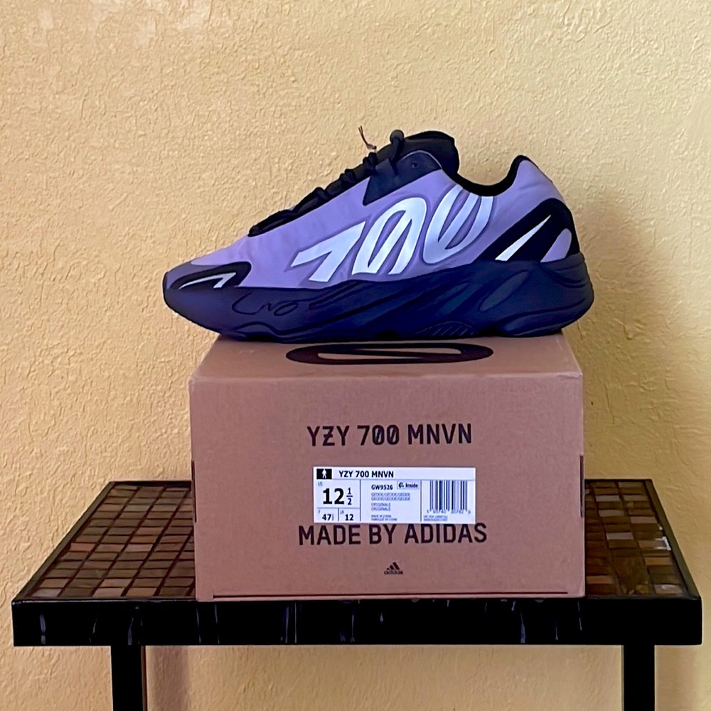 Yzy 700 Mnvn